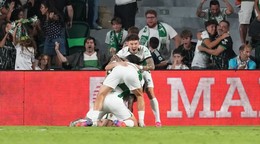 Futbalisti Elche oslavujú gól.