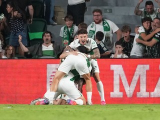 Futbalisti Elche oslavujú gól.