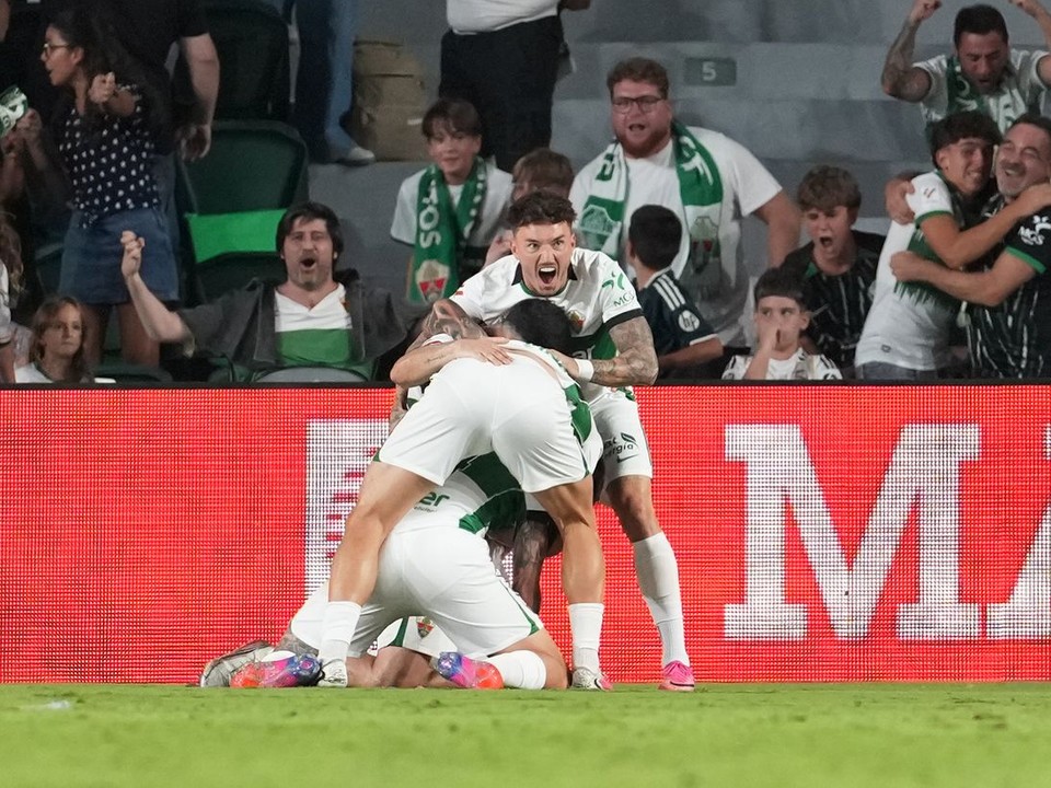 Futbalisti Elche oslavujú gól.