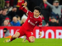 Wataru Endo v drese Liverpoolu.
