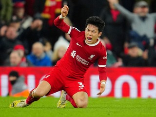 Wataru Endo v drese Liverpoolu.