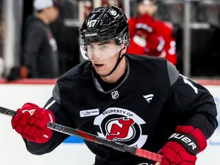 Slovenský obranca Šimon Nemec v drese New Jersey Devils.