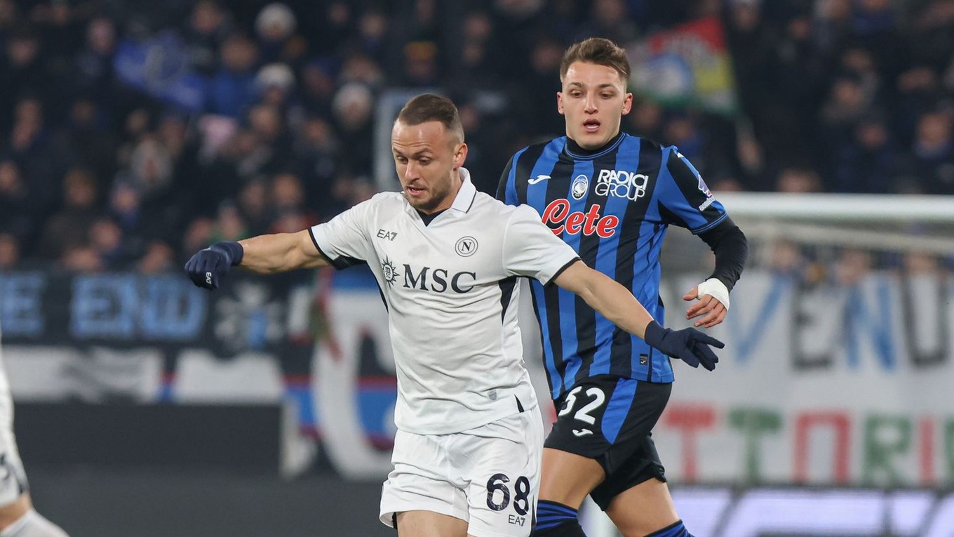 Stanislav Lobotka v zápase s Atalantou.