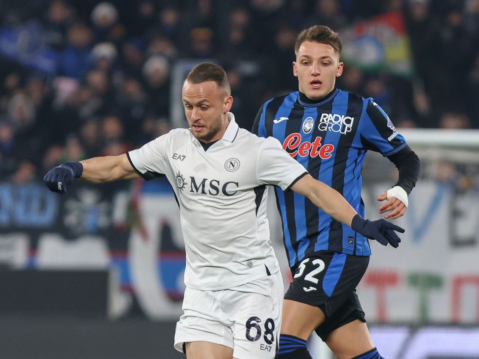 Stanislav Lobotka v zápase s Atalantou.