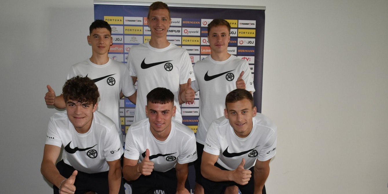 Nováčikovia na zraze reprezentácie do 21 rokov. Horný rad zľava: Marek Mičák, Jakub Luka, Tobiáš Diviš. Dolný rad zľava: Šimon Faško, Adrián Mojžiš, Adam Hanes.