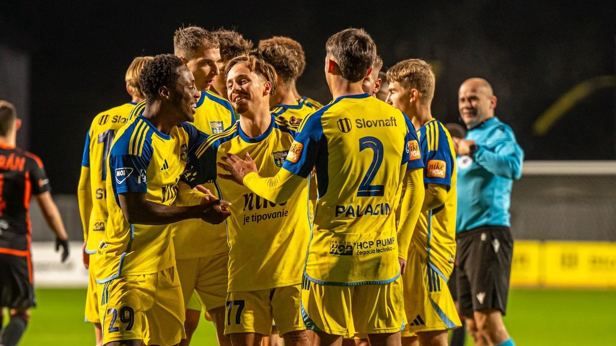 Hráči Košíc sa tešia z gólu.