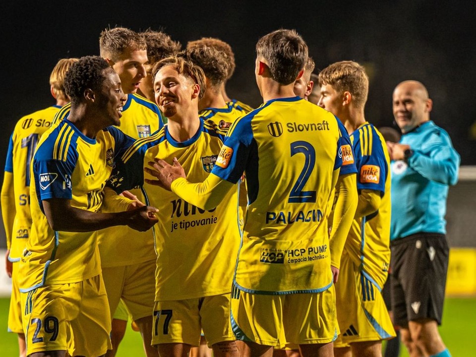 Hráči Košíc sa tešia z gólu.