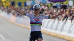 Slovinský cyklista Tadej Pogačar sa stal víťazom pretekov Okolo Flámska 2026.