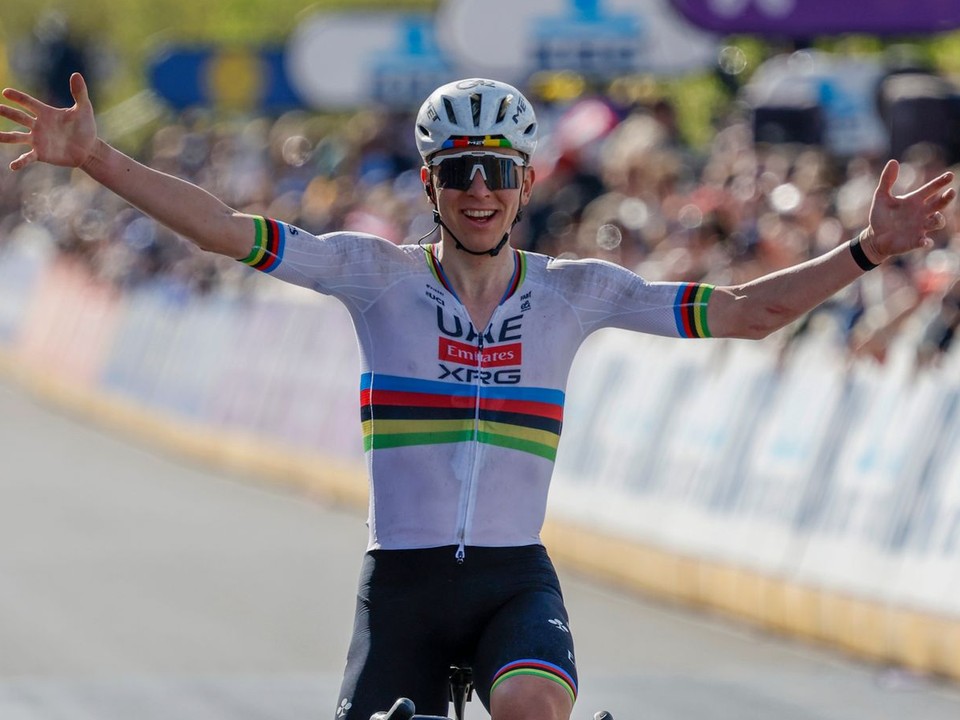 Slovinský cyklista Tadej Pogačar sa stal víťazom pretekov Okolo Flámska 2026.