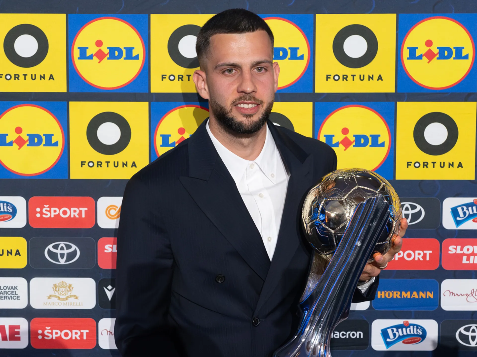 MUŽI A – Dávid Hancko: Trofej si cením, ale za majstrovstvá sveta by som ju vymenil