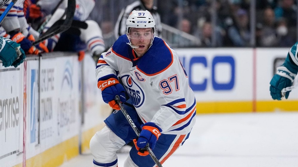 Veľká noc míľnikov v NHL. McDavid 150, Crosby 1500, Boston vyrovnal rekord