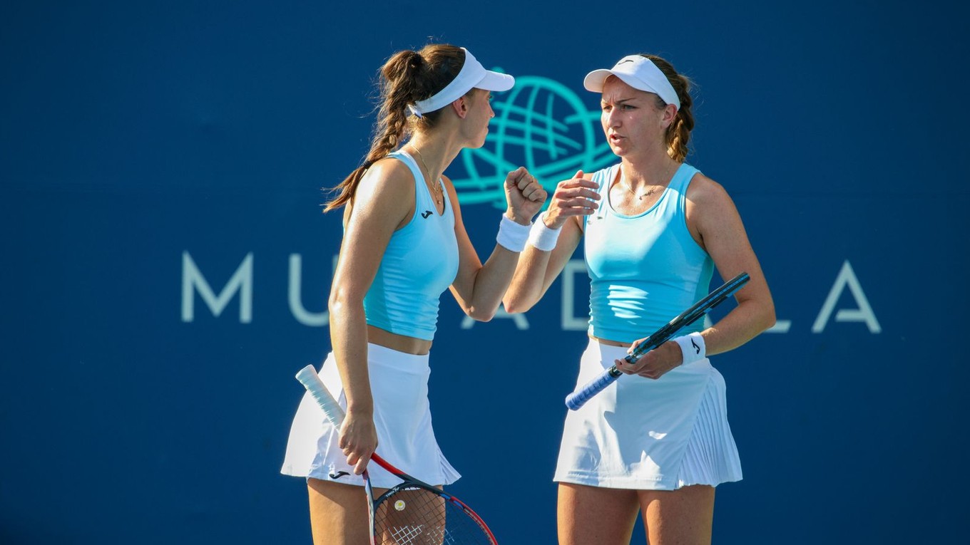 Slovenská tenistka Tereza Mihalíková (vľavo) s Britkou Oliviou Nichollsovou.