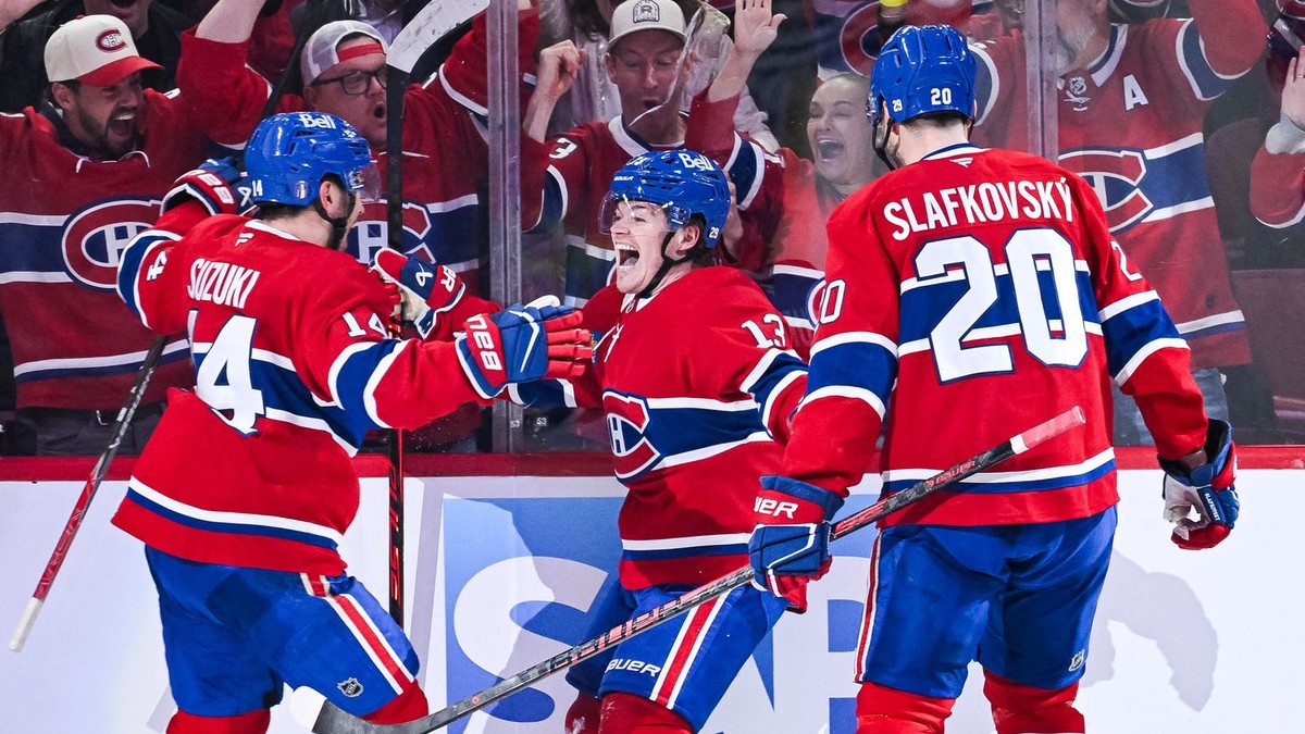 Nick Suzuki, Cole Caufield a Juraj Slafkovský oslavujú gól Montrealu Canadiens.