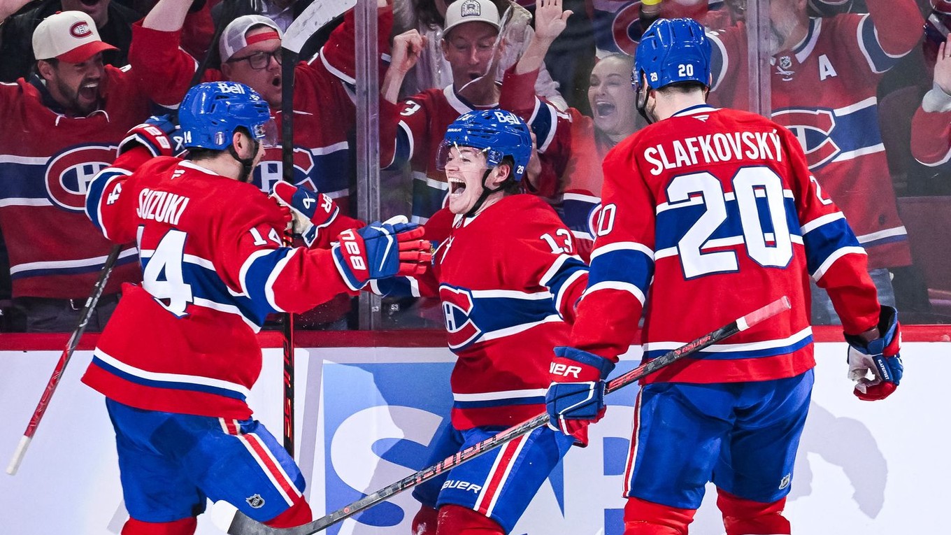 Nick Suzuki, Cole Caufield a Juraj Slafkovský oslavujú gól Montrealu Canadiens.