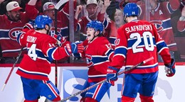 Nick Suzuki, Cole Caufield a Juraj Slafkovský oslavujú gól Montrealu Canadiens.