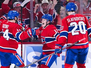 Nick Suzuki, Cole Caufield a Juraj Slafkovský oslavujú gól Montrealu Canadiens.
