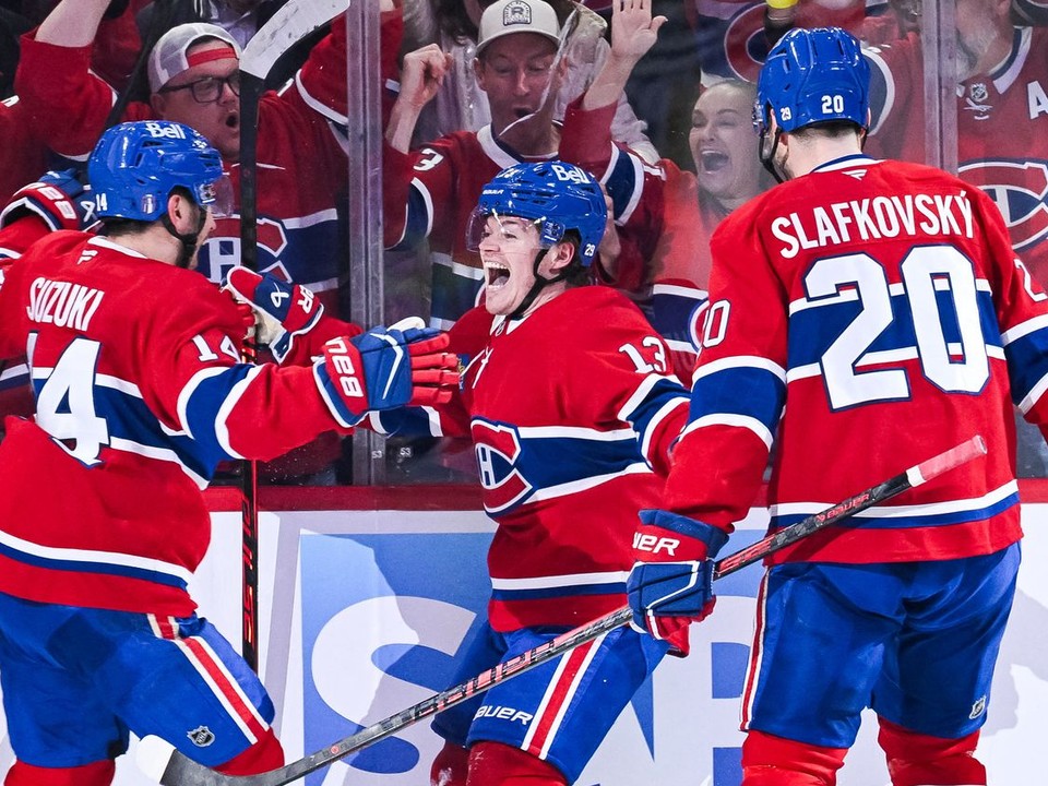 Nick Suzuki, Cole Caufield a Juraj Slafkovský oslavujú gól Montrealu Canadiens.