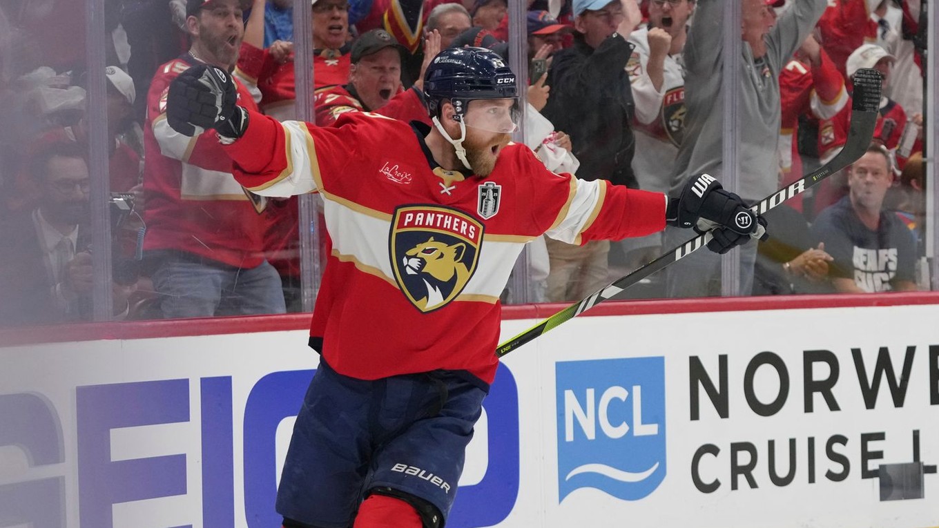 Sam Bennett oslavuje gól vo finále play-off Stanleyho pohára. 