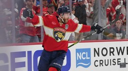 Sam Bennett oslavuje gól vo finále play-off Stanleyho pohára. 