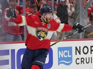 Sam Bennett oslavuje gól vo finále play-off Stanleyho pohára. 