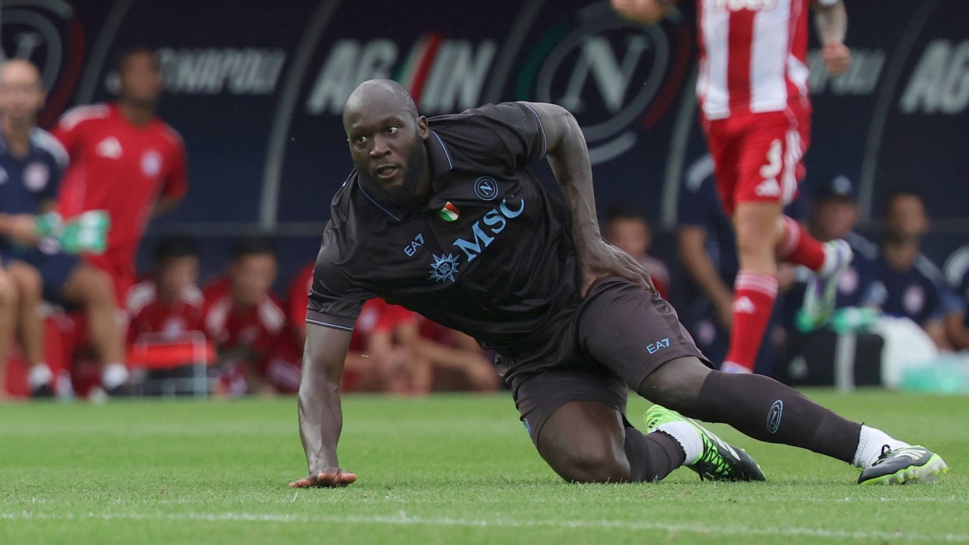 Reakcia Romelua Lukakua po tom, ako sa zranil v prípravnom zápase SSC Neapola.
