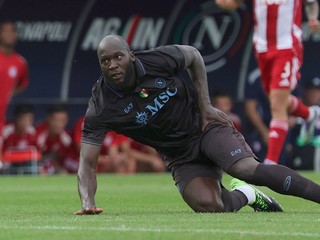 Reakcia Romelua Lukakua po tom, ako sa zranil v prípravnom zápase SSC Neapola.
