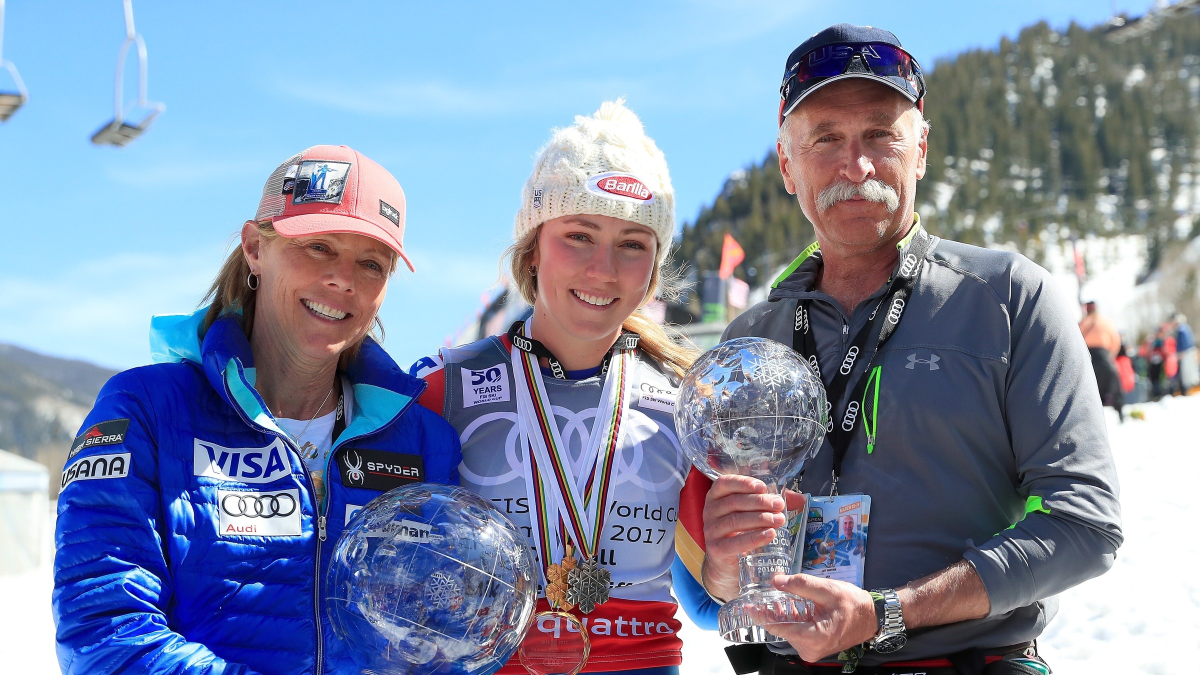 Mikaela Shiffrinová s rodičmi.