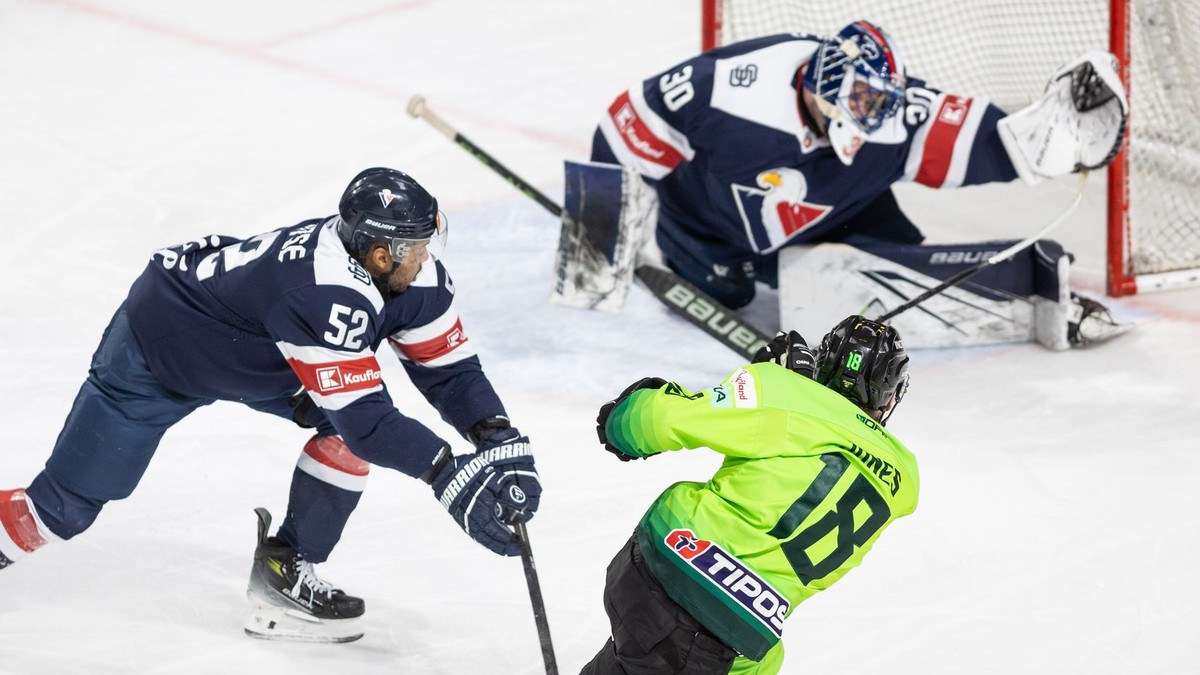 Nicholas Jones strieľa prvý gól Žiliny v zápase 5. kola Tipos extraligy so Slovanom Bratislava.