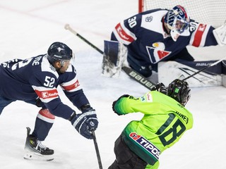 Nicholas Jones strieľa prvý gól Žiliny v zápase 5. kola Tipos extraligy so Slovanom Bratislava.