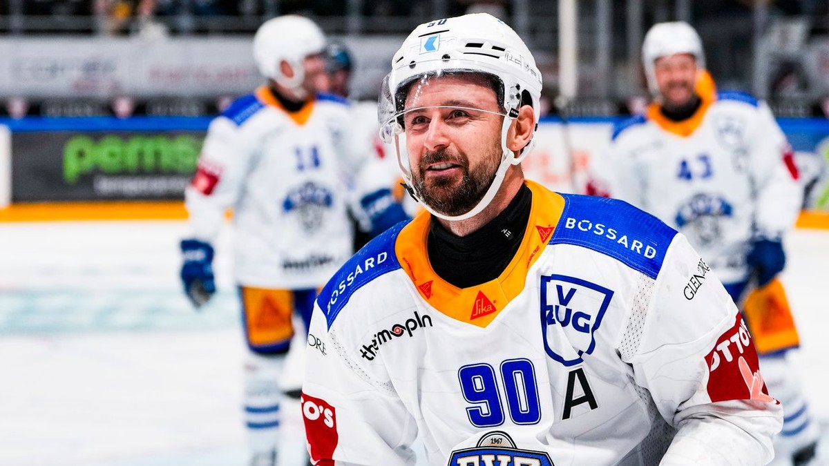 Tomáš Tatar oslavuje gól v drese EV Zug. 