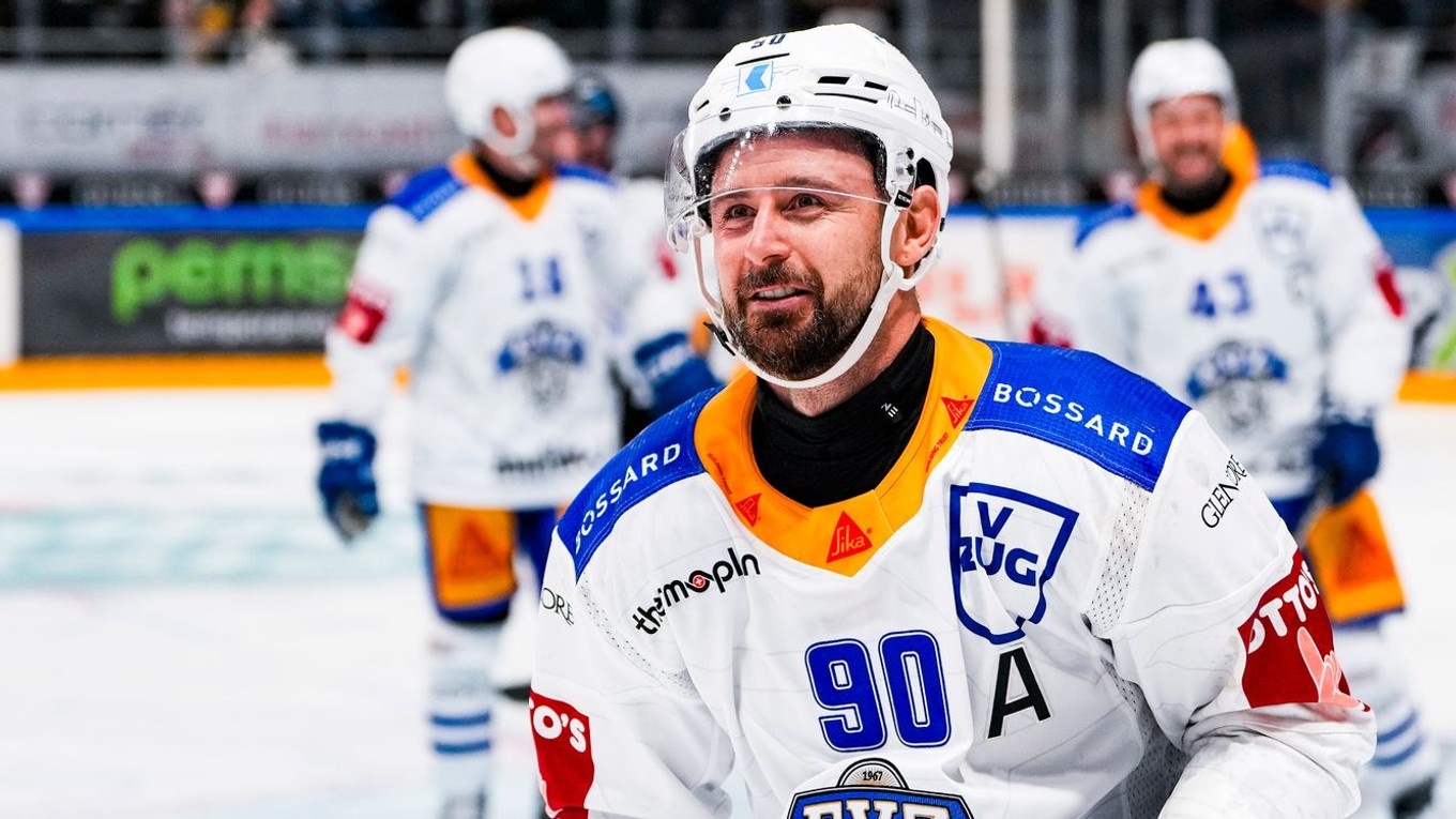Tomáš Tatar oslavuje gól v drese EV Zug. 