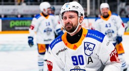 Tomáš Tatar oslavuje gól v drese EV Zug. 