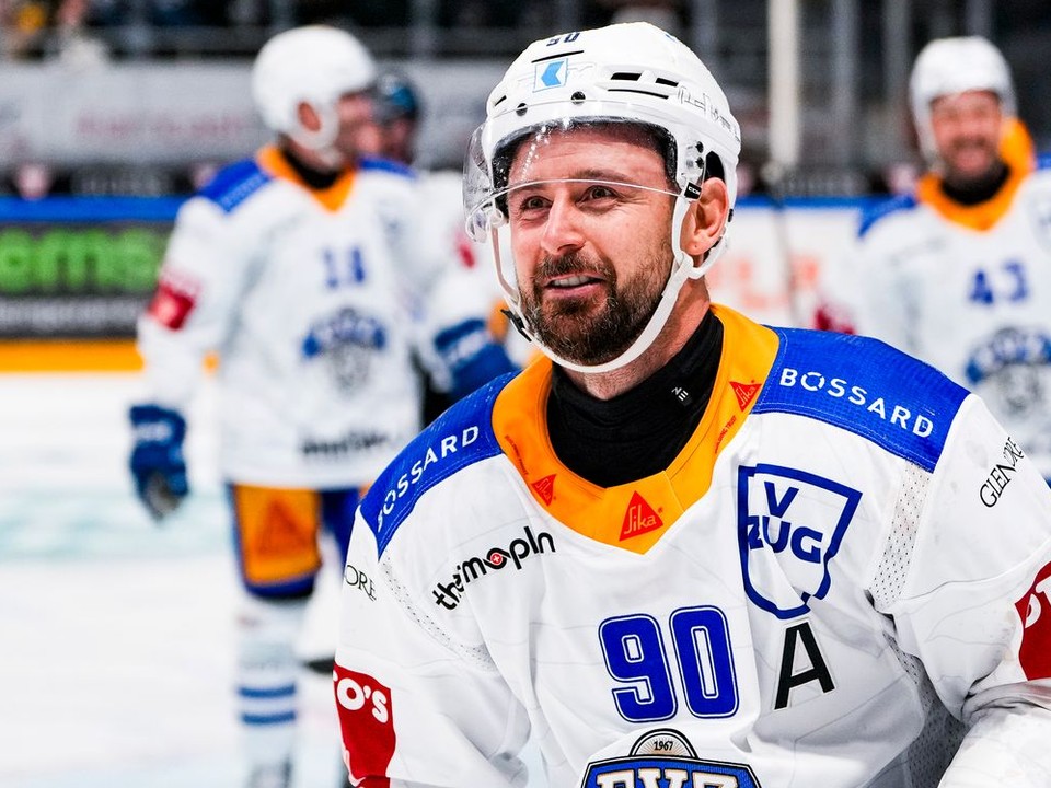 Tomáš Tatar oslavuje gól v drese EV Zug. 