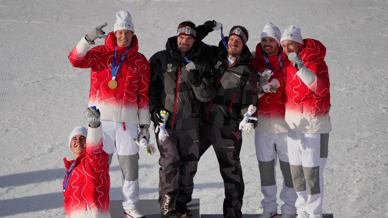 Víťazi tímovej kombinácie pózujú s medailami