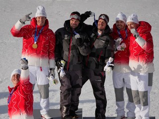 Víťazi tímovej kombinácie pózujú s medailami
