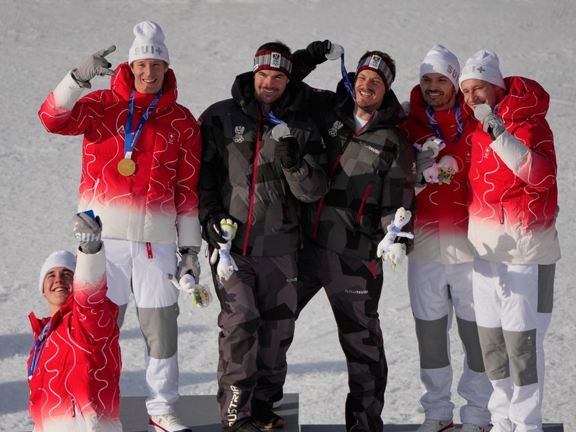 Víťazi tímovej kombinácie pózujú s medailami