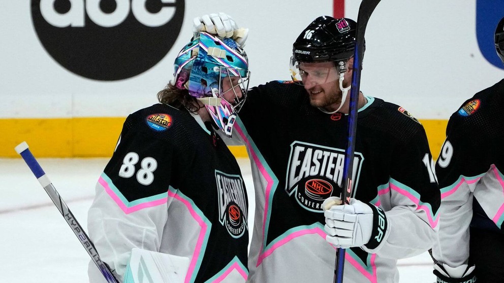 Na snímke Andrej Vasilevskij (vľavo) a Aleksander Barkov počas zápasu hviezd NHL v roku 2023.