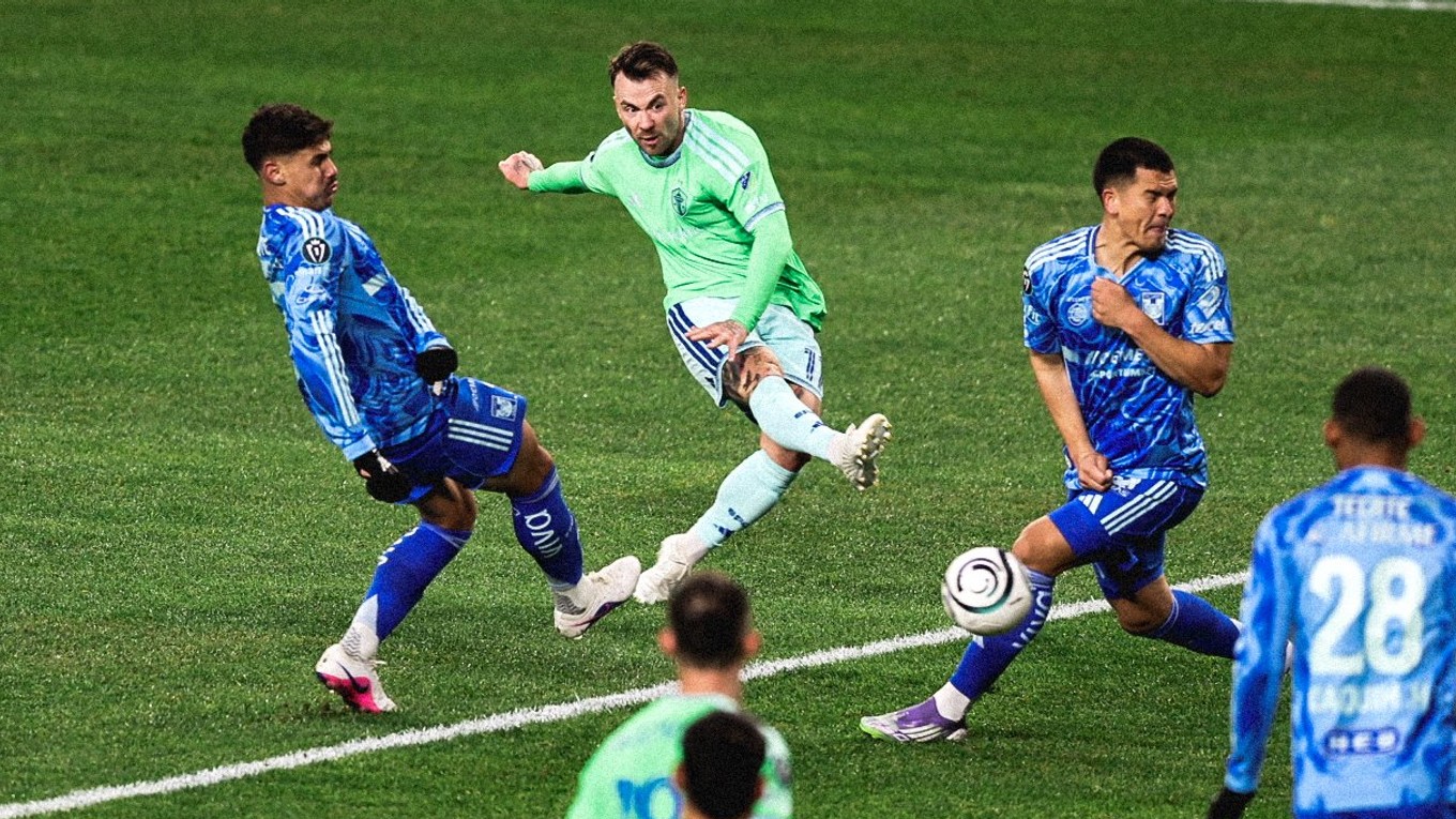 Albert Rusnák strieľa gól v zápase Seattle - Tigers