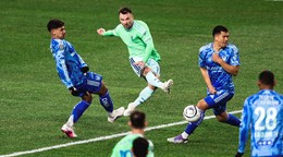 Albert Rusnák strieľa gól v zápase Seattle - Tigers