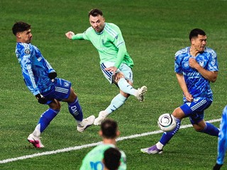 Albert Rusnák strieľa gól v zápase Seattle - Tigers