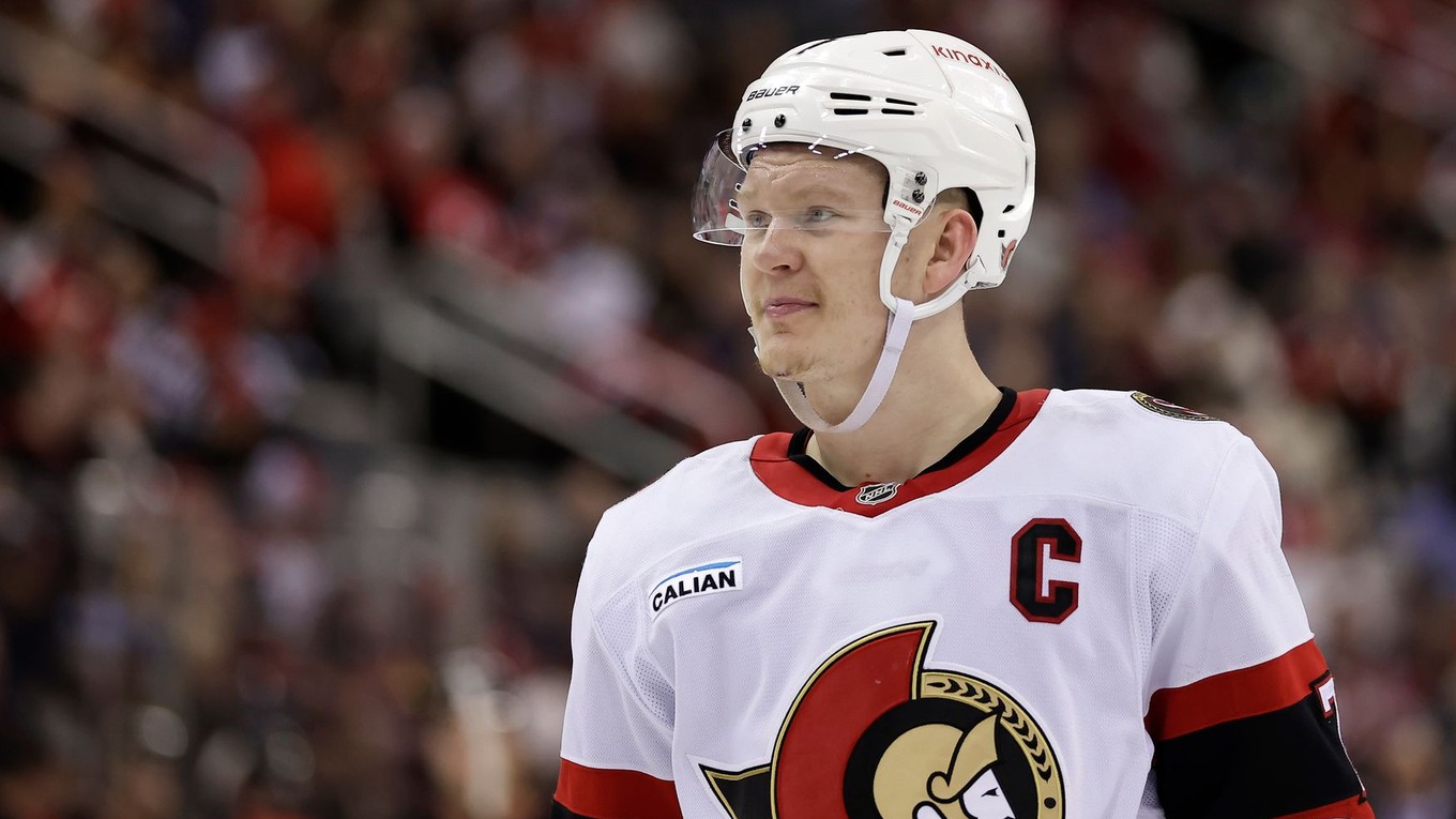 Na obrázku Brady Tkachuk, kapitán Ottawy Senators.
