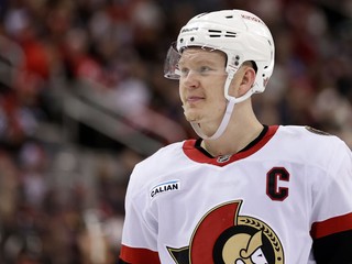 Na obrázku Brady Tkachuk, kapitán Ottawy Senators.