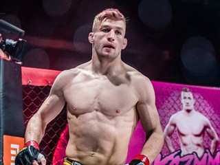 Šampión Oktagon MMA David Kozma.