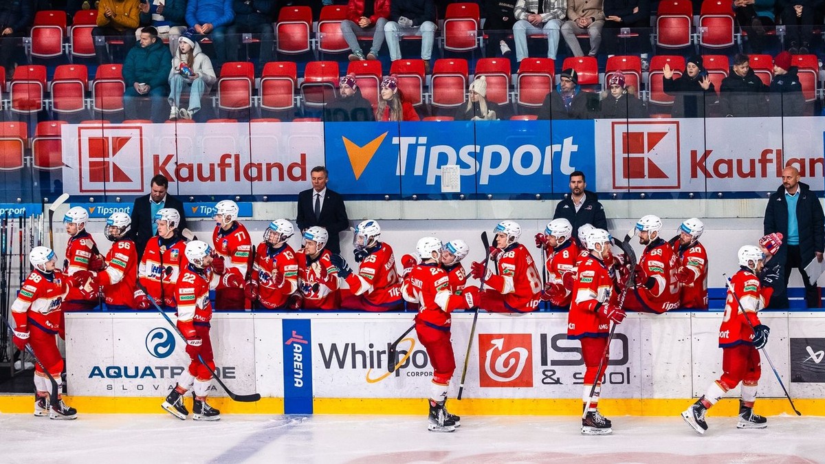 Hráči Liptovského Mikuláša sa tešia z gólu.