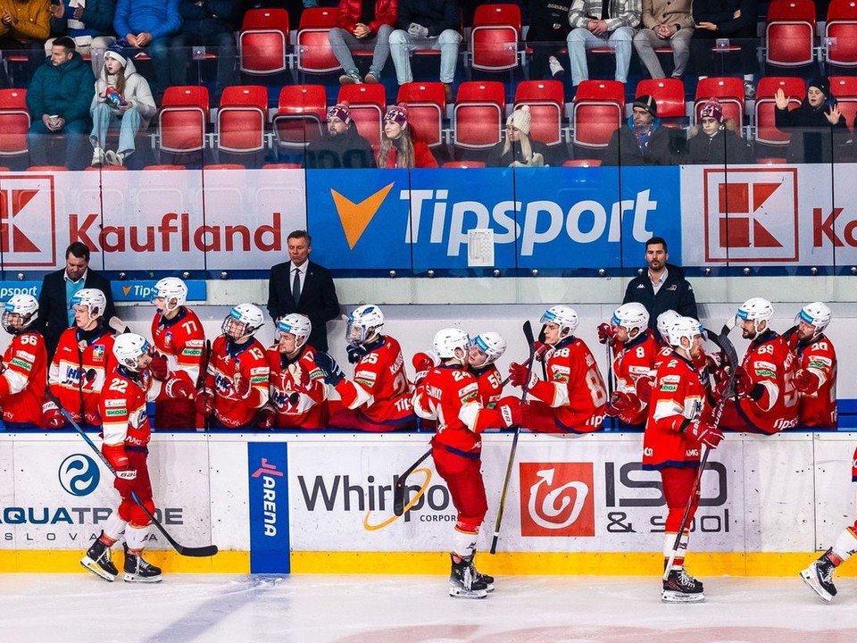 Hráči Liptovského Mikuláša sa tešia z gólu.