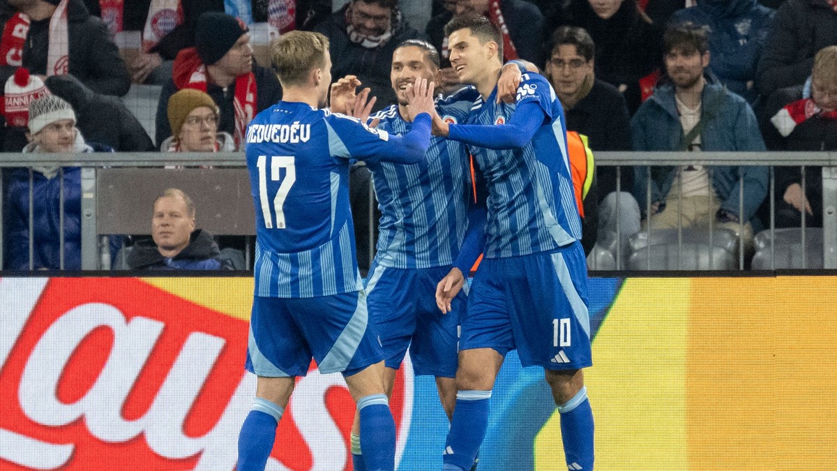 Sprava Marko Tolič, Kyriakos Savvidis a Jurij Medveděv sa tešia z gólu v zápase Bayern Mníchov - Slovan Bratislava.