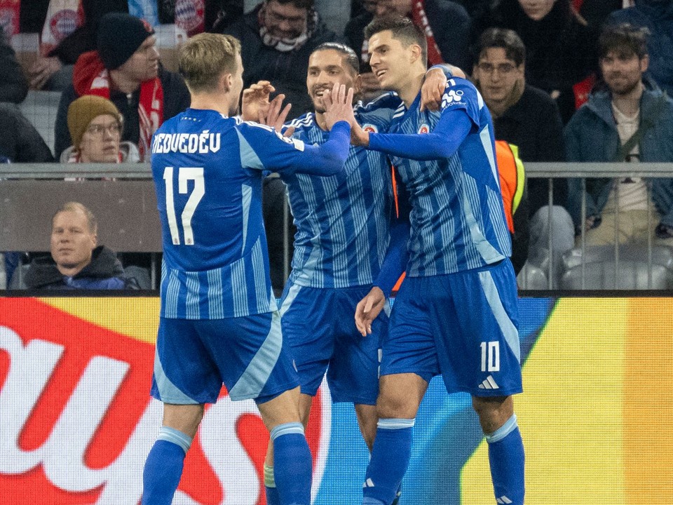 Sprava Marko Tolič, Kyriakos Savvidis a Jurij Medveděv sa tešia z gólu v zápase Bayern Mníchov - Slovan Bratislava.