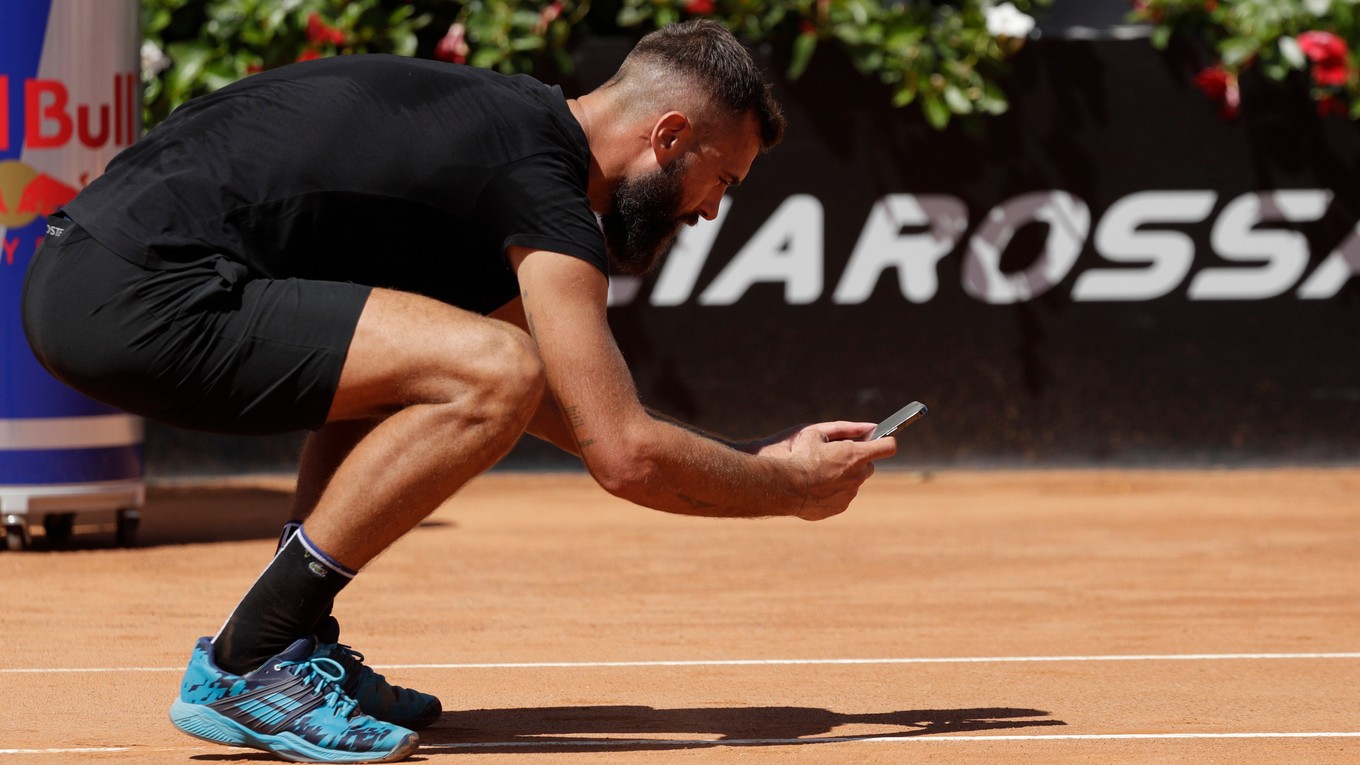 Benoit Paire si fotí odtlačok loptičky na turnaji ATP Rím 2021.