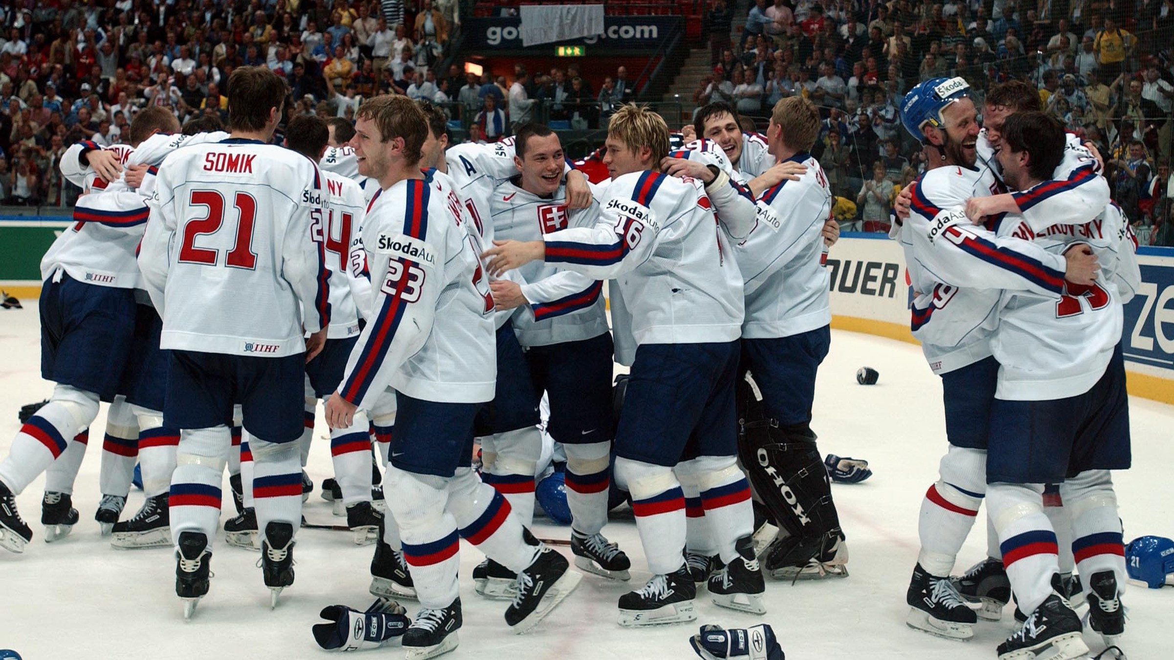 Radosť slovenských hokejistov po triumfe vo finále na MS v hokeji 2002.