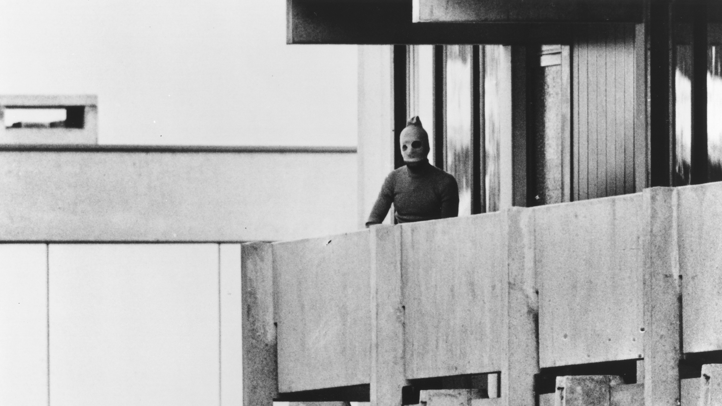 Člen palestínskeho teroristického komanda na balkóne v olympijskej dedine na OH 1972 v ?Mníchove.